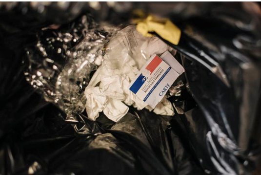 Une carte d'électeur déchirée dans une poubelle lors du premier tour des élections régionales à Paris le 20 juin. (Denis Allard/Libération)